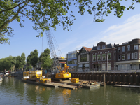 828450 Afbeelding van de herstelwerkzaamheden aan de kademuur bij de Bemuurde Weerd O.Z. te Utrecht, vanaf de ...